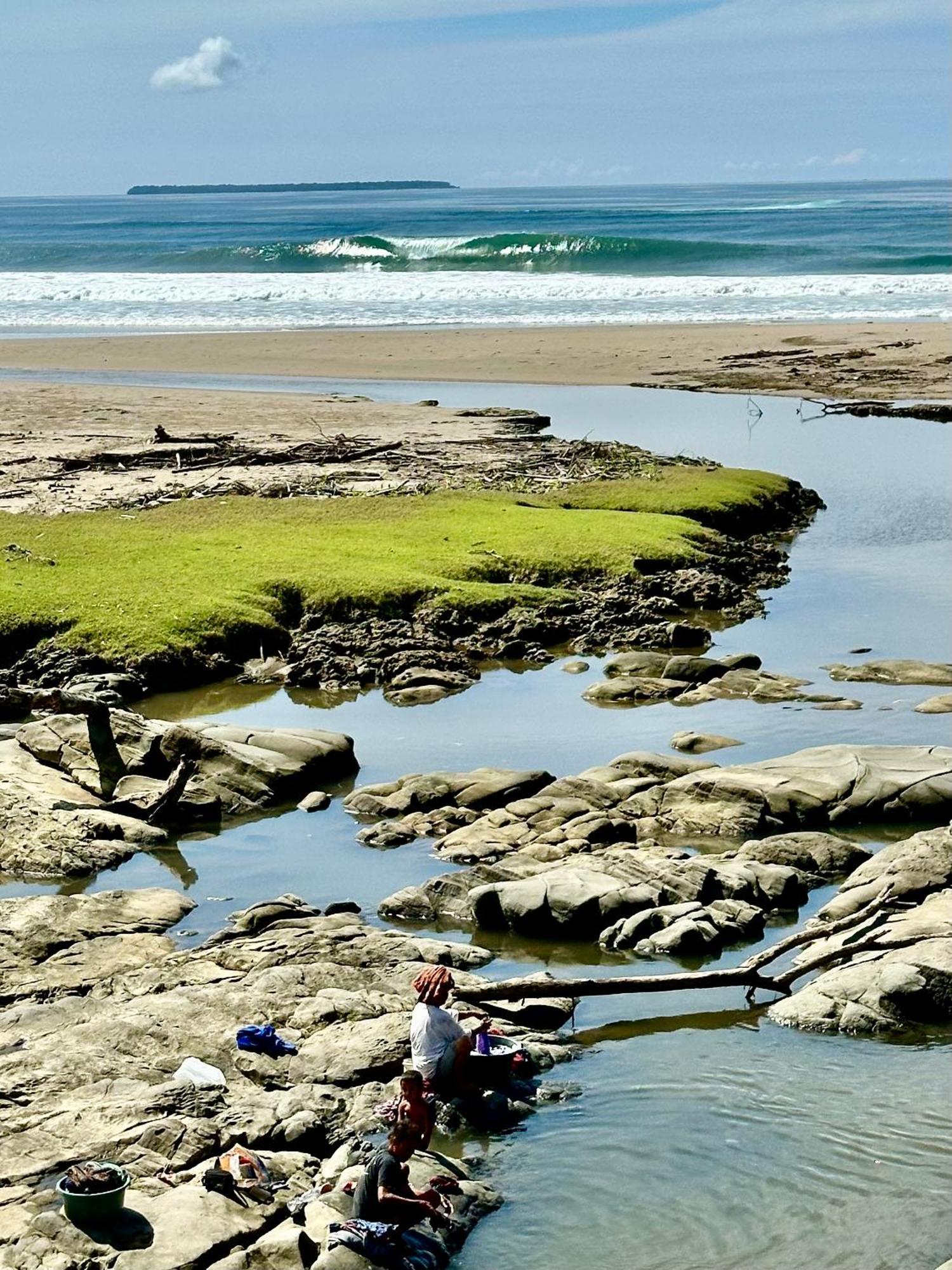 Baturundung Surf Resort Naibos Eksteriør billede