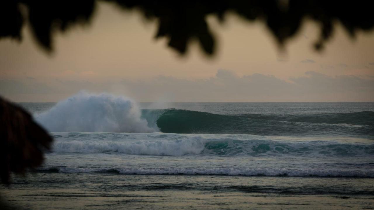Baturundung Surf Resort Naibos Eksteriør billede